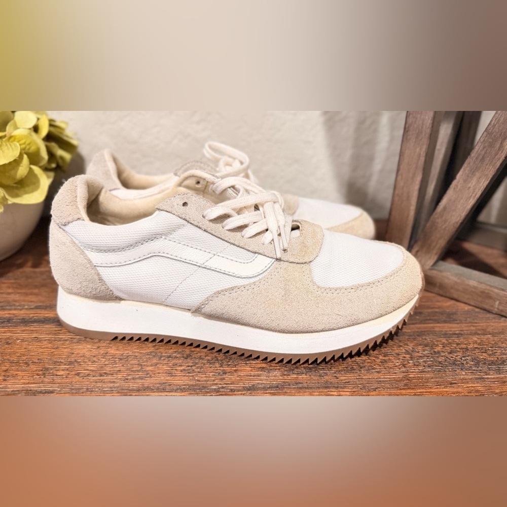 Vans Runner Blanc Cream Off
White Gum Bottom size 7.5 womenโs
And menโs size 6
